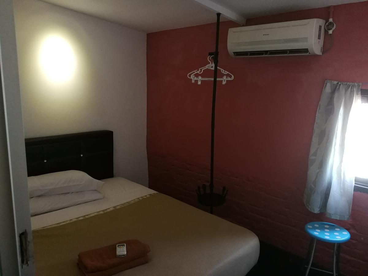 Monkey Motel Cafe Malacca Buitenkant foto
